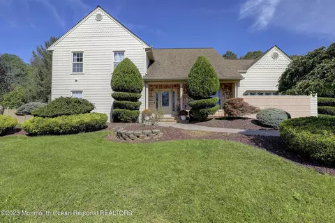 6 Homestead Cir, Marlboro, NJ 07746