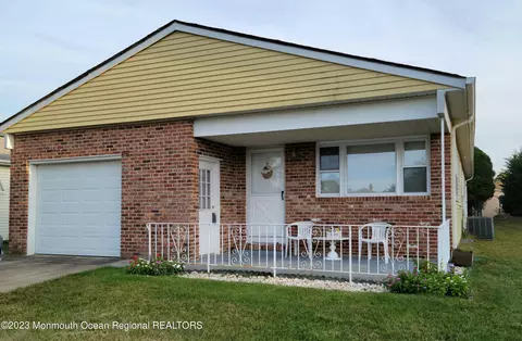 19 Pebble Beach Ct, Toms River, NJ 08757