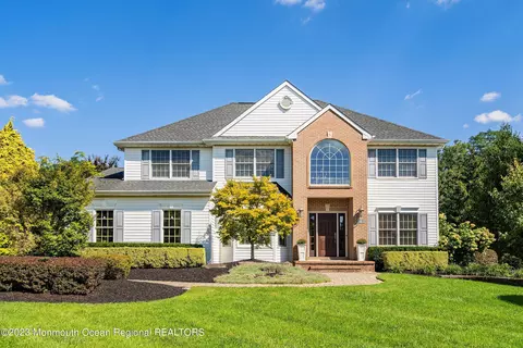 16 Outlook Ln, Freehold, NJ 07728