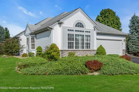 2 Amalfi Ct, Manchester, NJ 08759