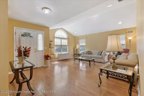 41 Ivy Hill Rd, Lakewood, NJ 08701