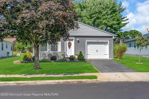 16 Lismore Dr, Toms River, NJ 08757