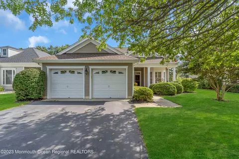 32 Greenways Ln, Lakewood, NJ 08701
