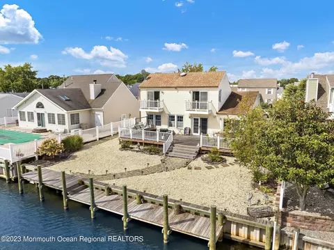 73 Storm Jib Ct, Bayville, NJ 08721