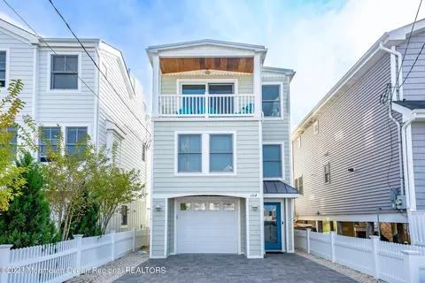 104 E 26th St, Ship Bottom, NJ 08008