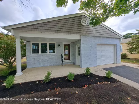 25 Sabinas St, Toms River, NJ 08757