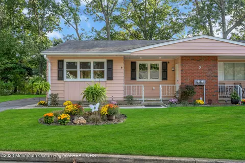 7 Illinois Dr # B, Whiting, NJ 08759