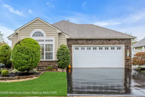 3 Tuscana Ct, Manchester, NJ 08759