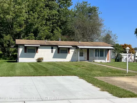 420 Harold Ct, Freehold, NJ 07728