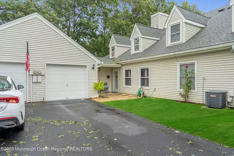 14 Sutton Dr #203, Brick, NJ 08724