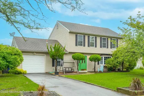 1060 Tralee Dr, Toms River, NJ 08753