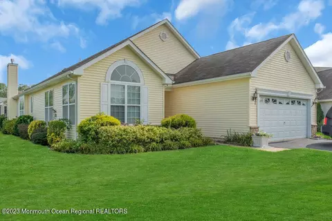 46 Kristin Ct, Lakewood, NJ 08701