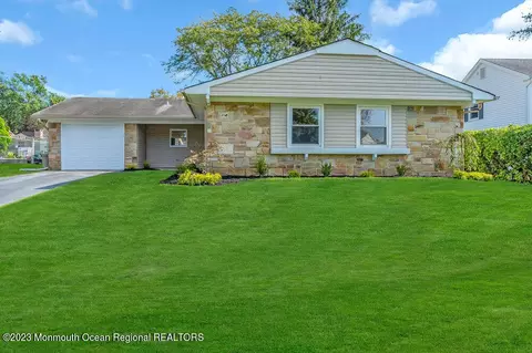 14 Oaklyn Ln, Aberdeen, NJ 07747