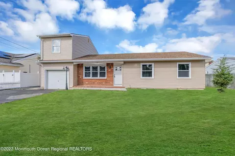 170 Walnut Creek Ln, Toms River, NJ 08753