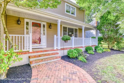 17 Carriage Dr, Middletown, NJ 07748