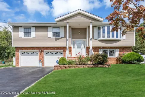 14 Lynn Dr, Toms River, NJ 08753