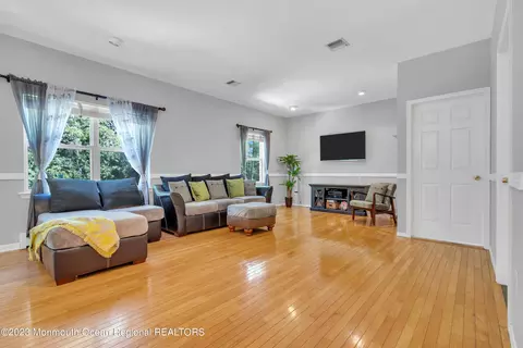 15 Egret Ln, Marlboro, NJ 07746