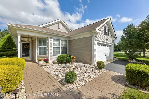 4 Carlisle Dr, Jackson, NJ 08527