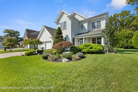 27 Carleton Dr, Freehold, NJ 07728