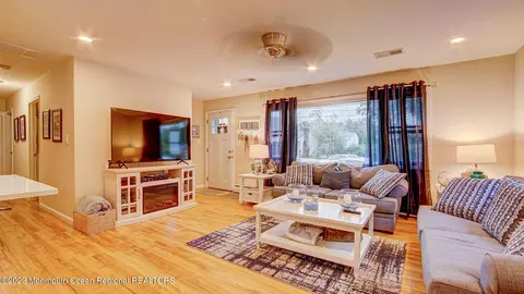 8 Farmer Dr, Allentown, NJ 08501