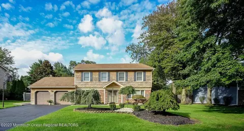 40 Saratoga Dr, Manalapan, NJ 07726