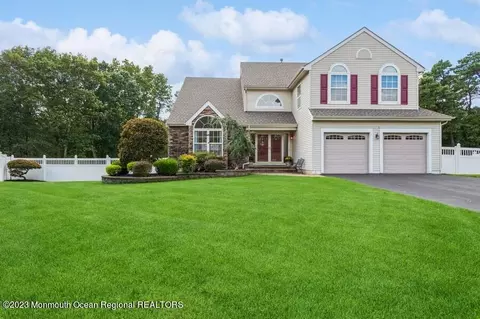 28 Thousand Oaks Ter, Howell, NJ 07731