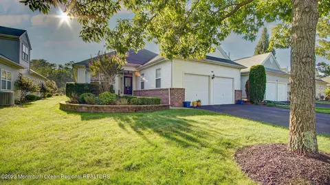 44 Narrowbrook Ct, Manalapan, NJ 07726
