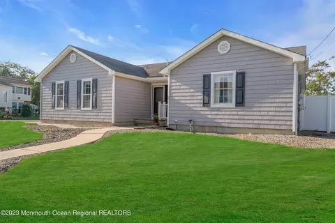 63 Walnut St, Beachwood, NJ 08722