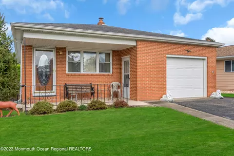 8 Pavilion St, Toms River, NJ 08757
