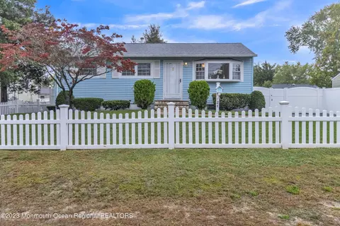 21 Colgate Dr, Toms River, NJ 08757