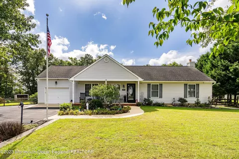 747 Dorathys Ln, Jackson, NJ 08527