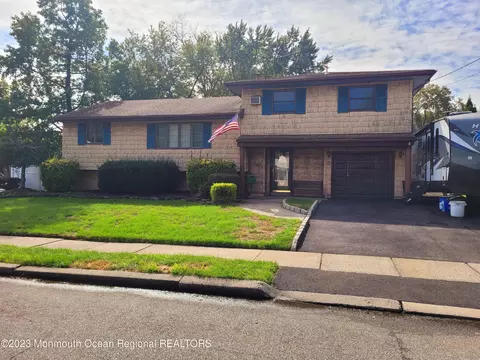 3 Quaker Ln, Colonia, NJ 07067