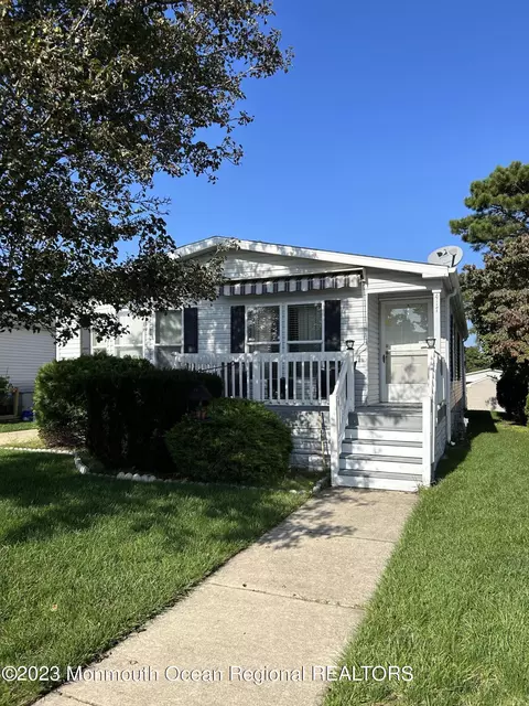 417 Maplehurst Ct, Whiting, NJ 08759