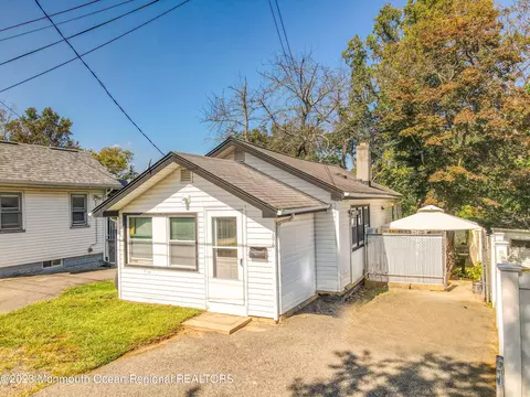 196 Hillcrest Ave, Laurence Harbor, NJ 08879