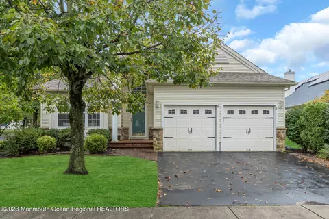 1 Bomar Ct, Manchester, NJ 08759