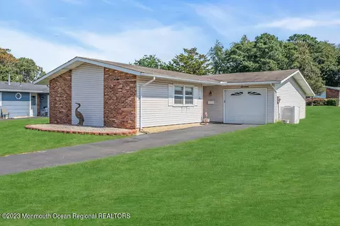 16 Darley Cir, Brick, NJ 08724