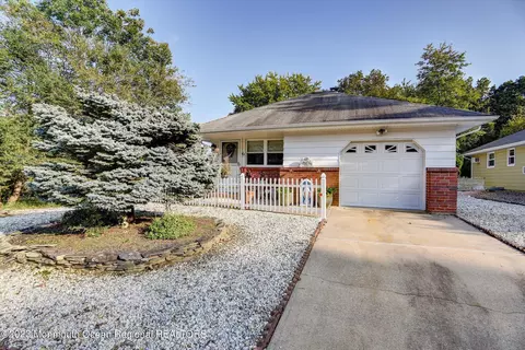 2051 Mount Hope Ln, Toms River, NJ 08753