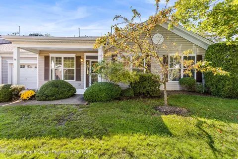 86 Greenlawns Dr, Lakewood, NJ 08701