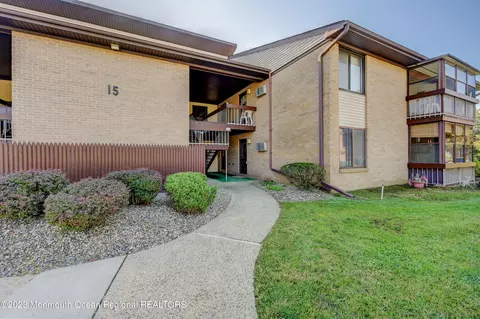 15 Pine Cluster Cir #E, Manalapan, NJ 07726
