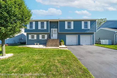 62 Bayside Dr, Barnegat, NJ 08005
