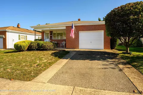 3 Caracas Ct, Toms River, NJ 08757