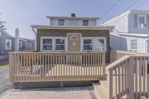 214 Seaview Ave, Laurence Harbor, NJ 08879