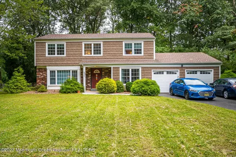 11 Coventry Ct, Manalapan, NJ 07726