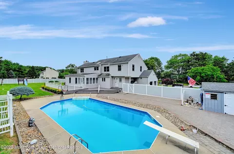 9 Wildwood Way, Freehold, NJ 07728