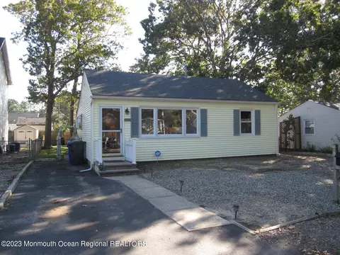 475 Pinecroft Dr, Brick, NJ 08723