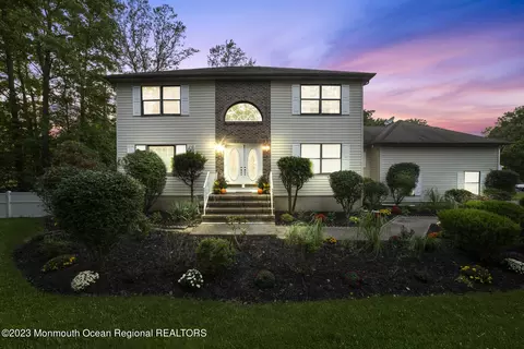 3 Primrose Ct, Holmdel, NJ 07733