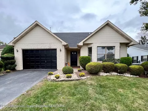 3 Cross Ln, Marlboro, NJ 07746