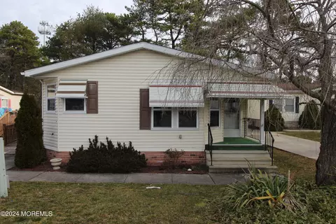 307 Kenwood Ct, Whiting, NJ 08759
