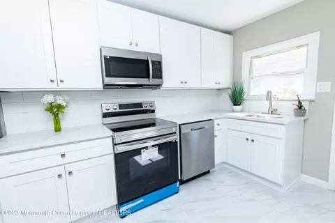 1 Bolans Ct, Toms River, NJ 08757
