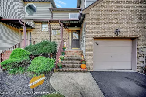 32 Atrium Way #3-2, Manalapan, NJ 07726